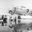Bombowiec B-17 na Przylądku Barrow. Widoczne zamontowane na dziobie "rogi" systemu Skyhook. Źródło: www.cia.gov, credit: Robert E. Fulton.